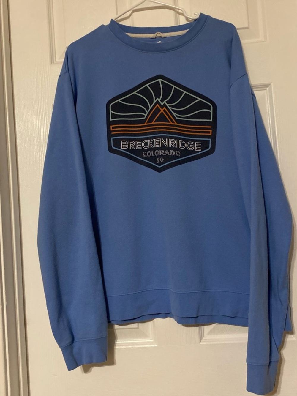breckenridge light blue crewneck with mountain badge